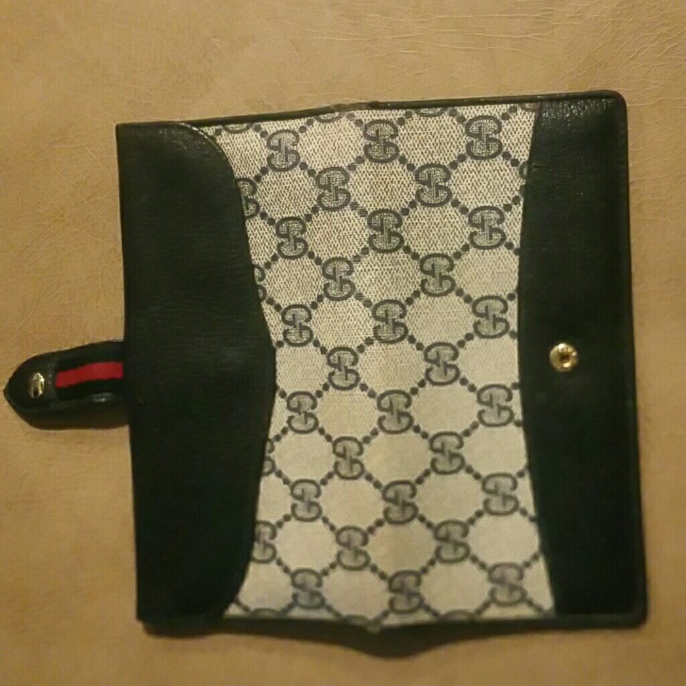 100% authentic Gucci wallet